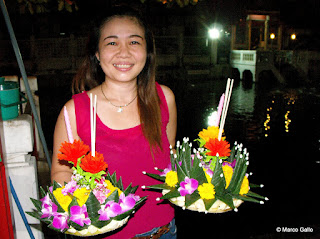 LOY KRATHONG. FLORES EN EL AGUA, BANGKOK. TAILANDIA