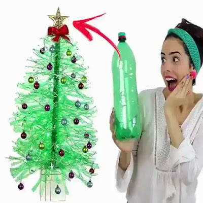 Árbol de Navidad hecho con botellas de plástico recicladas