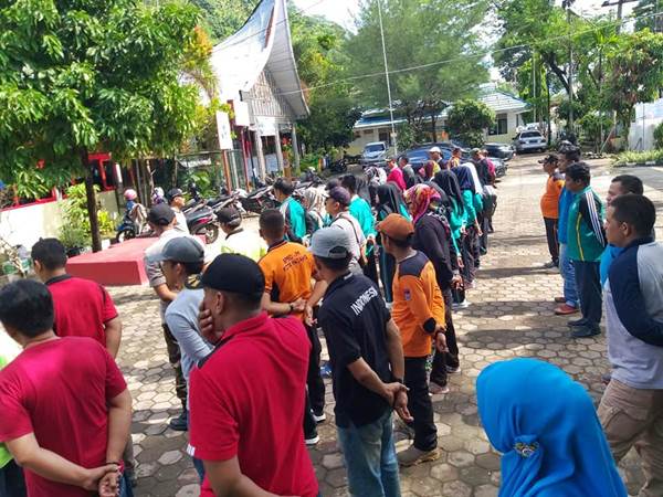 Camat%2BFuji%2BAstomi%2BPimpin%2BGoro%2BBersihkan%2BAkses%2BMenuju%2BPantai%2BAir%2BManis