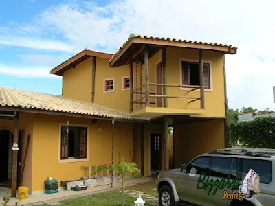 Parte externa ficando pronta com os pilares de madeira, o guarda corpo de madeira na sacada do quarto com o forro de madeira por cima dos caibros e já com as paredes sendo pintadas com o reboque de massa mão única desempenada e filtrada.