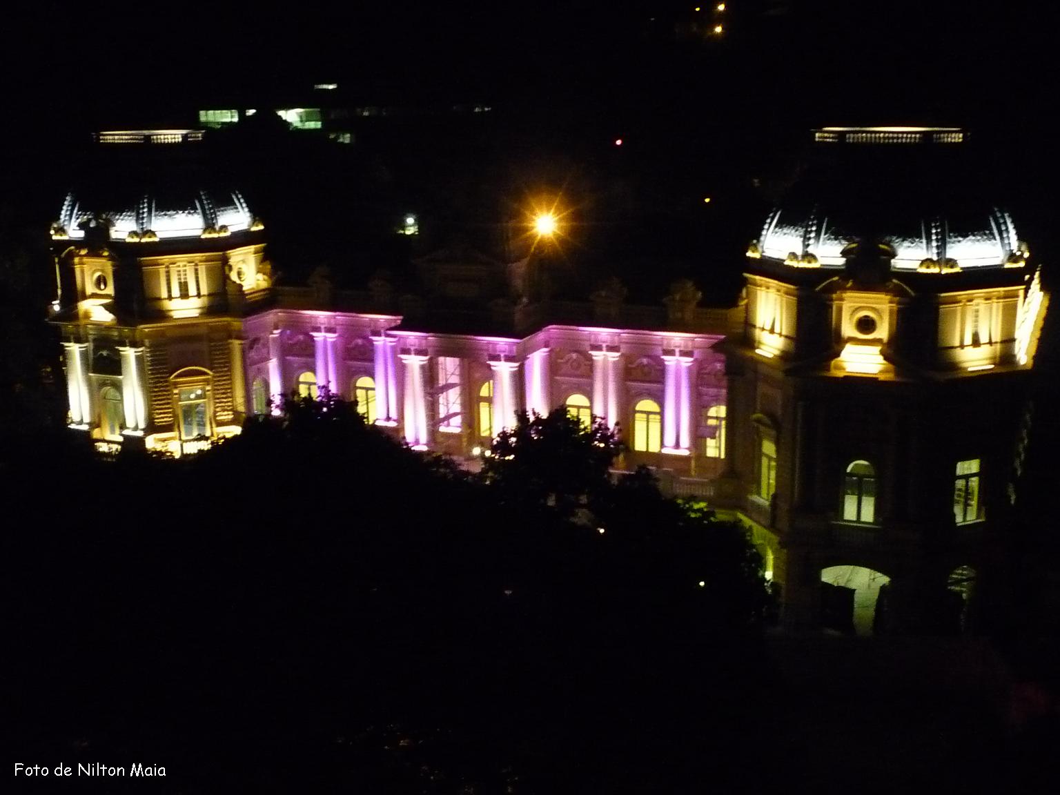 Lua Branca: Palácio em Cor de Rosa