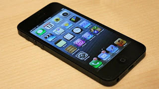 Spesifikasi Iphone 5 32GB Black Spesifikasi Iphone 5 32GB Black iPhone 5 hadir dengan ketebalan hanya 7,6 mm dan bobot 112 gram. Tubuhnya diselimuti oleh materi kaca dan aluminium. Yang cukup menghebohkan, Apple mengubah ukuran layar pada iPhone 5 menjadi 4 inci dengan aspek rasio 16:9 sehingga fisiknya terlihat memanjang, mempunyai resolusi layar 1136 x 640 pixel dengan kerapatan pixel 326 pixel per inci (ppi). Saturasi warnanya terlihat lebih baik karena menggunakan sistem rendering sRGB penuh. Untuk dapur pacu, iPhone 5 dibekali prosesor system on chip (SoC) A6. Apple mengklaim prosesor A6 memberi performa grafis dan kecepatan lebih cepat dua kali lipat dibanding prosesor A5 pada iPhone 4S. Apple telah membekali iPhone 5 dengan sistem operasi mobile iOS terkini, yakni versi 6. Kamera belakang iPhone 5 dibekali sensor 8 MP dan bukaan lensa f/2,4. Peningkatan terbesar dari sisi kamera adalah kemampuan menangkap gambar yang lebih cepat. Kamera belakangnya mampu merekam video beresolusi 1080p, sedangkan kamera depannya 720p.