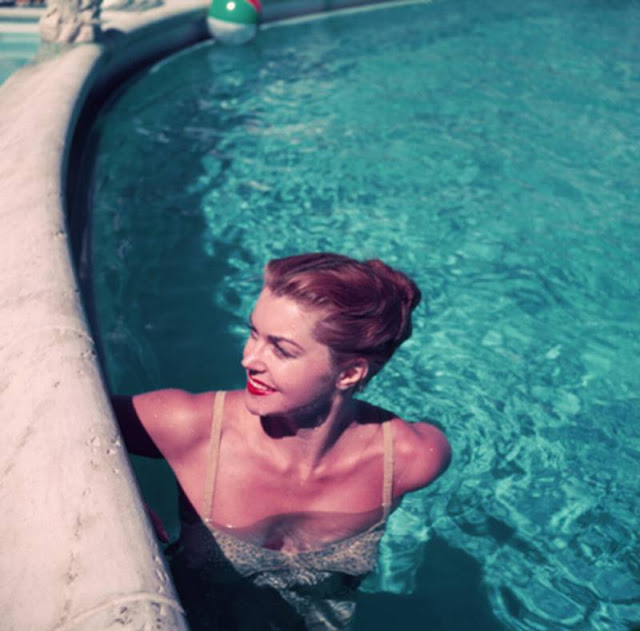 Amazing Historical Photo of Slim Aarons with Esther Williams in 1945 