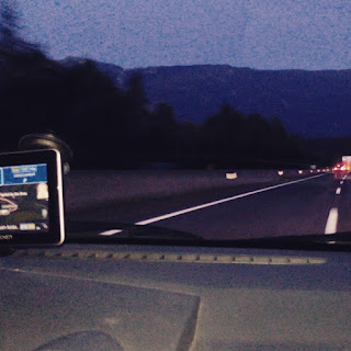 Autofahrt nachts im Auto