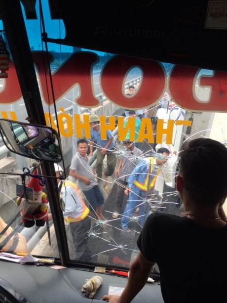 Tai nan xe khach, hanh khach tu dap vo kinh o to thoat hiem - Anh 3