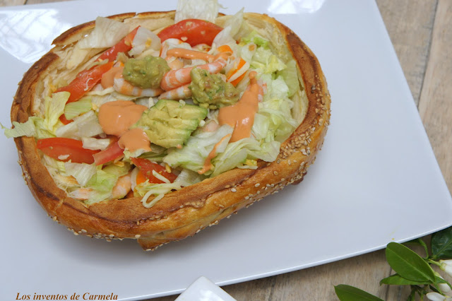 Ensalada+de+gambas+con+aguacate+y+aderezada+con+salsas+rosa+y+guacamole+sobre+canasta+de+pan+pizza4.jpg