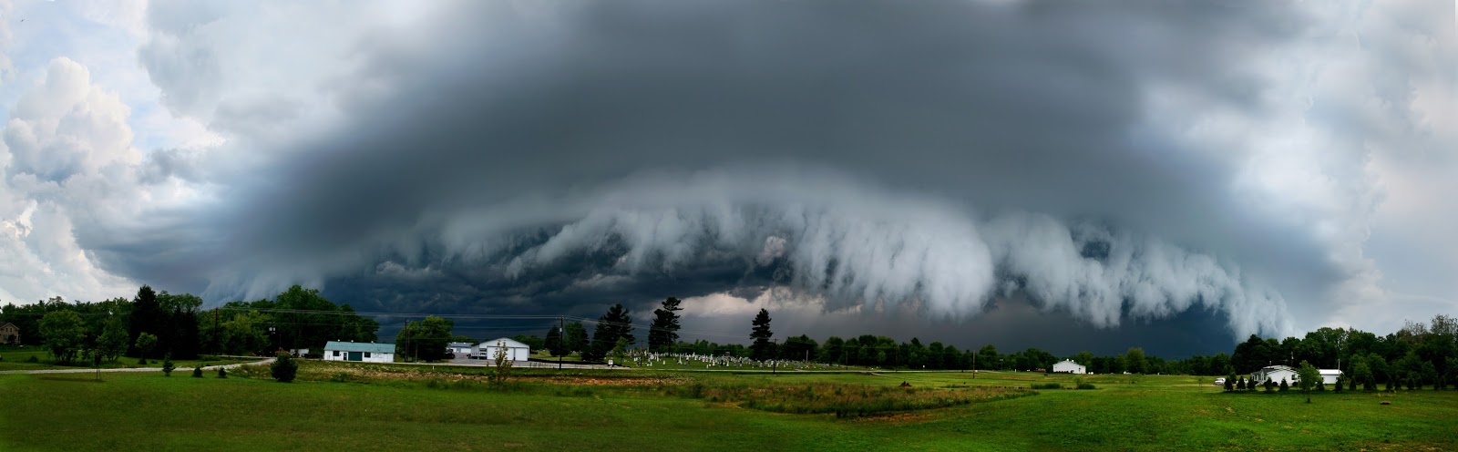 Shelf Cloud: They announce the thunderstorm, and their appearance scares.