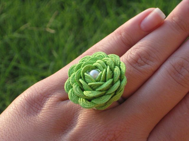 Beau Fleurs: Adventures in Crafting: DIY Rick Rack Fabric Rosettes