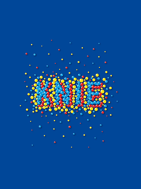 Knie écris en boule de couleurs sur fond bleu