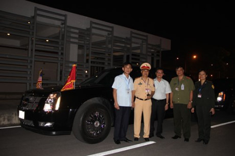 21h30: Tong thong Hoa Ky da den san bay quoc te Noi Bai - Anh 3