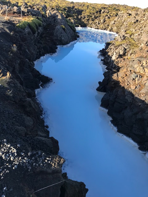 アイスランドのブルーラグーンはシリカで青がかった乳白色