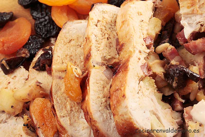 Detalle del pavo trinchado listo para comer