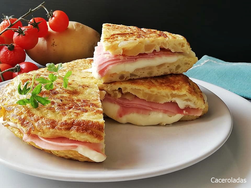 Como hacer tortilla de patatas rellena de jamón y queso Caceroladas
