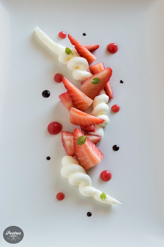 Receta de postre elegante en plato, presentación de fresas con nata