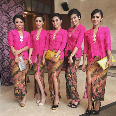 Model Kebaya batik terbaru Kutubaru pink dengan rok batik