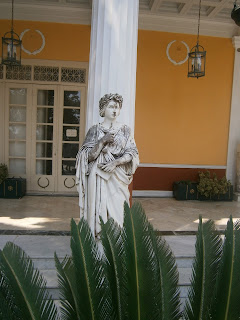 το άγαλμα της μούσας Κλειούς στο Αχίλλειο της Κέρκυρας