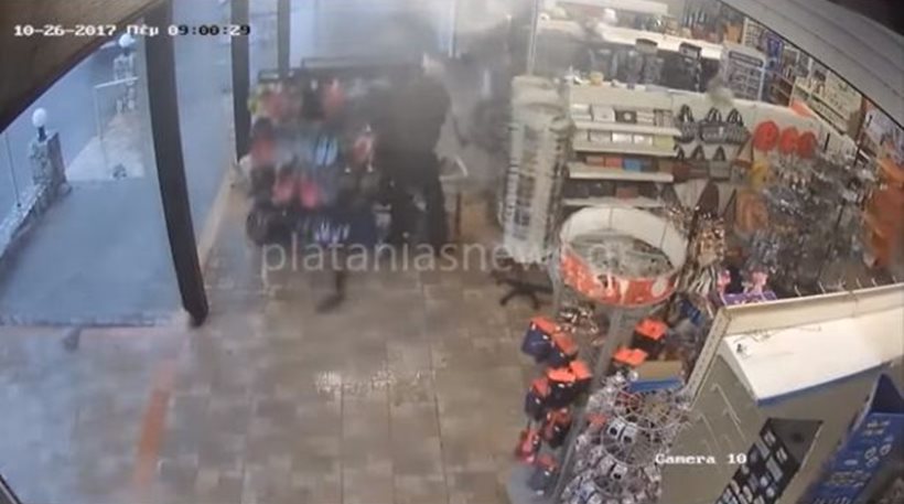 Απίστευτο βίντεο: Ανεμοστρόβιλος «χτυπά» καταστήματα στο Μάλεμε Χανίων