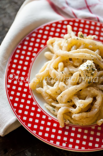 pencianelli con crema alla feta per utilizzare il lievito madre in esubero