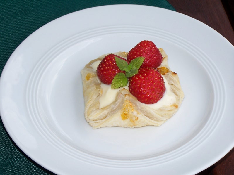 Lecker Bentos und mehr: Erdbeer-Blätterteig-Törtchen