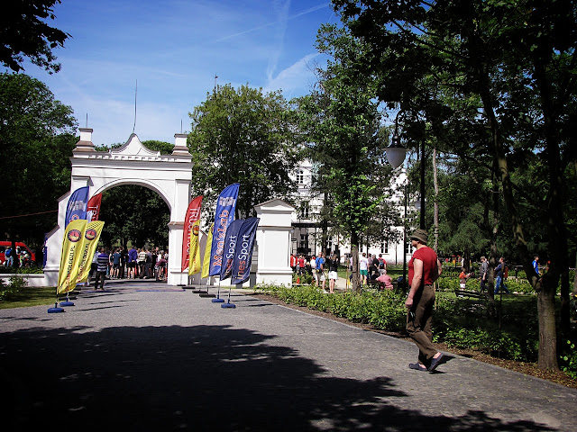 Wejście do zespołu parkowo-pałacowego w Poddębicach oraz do Parku Zmysłów