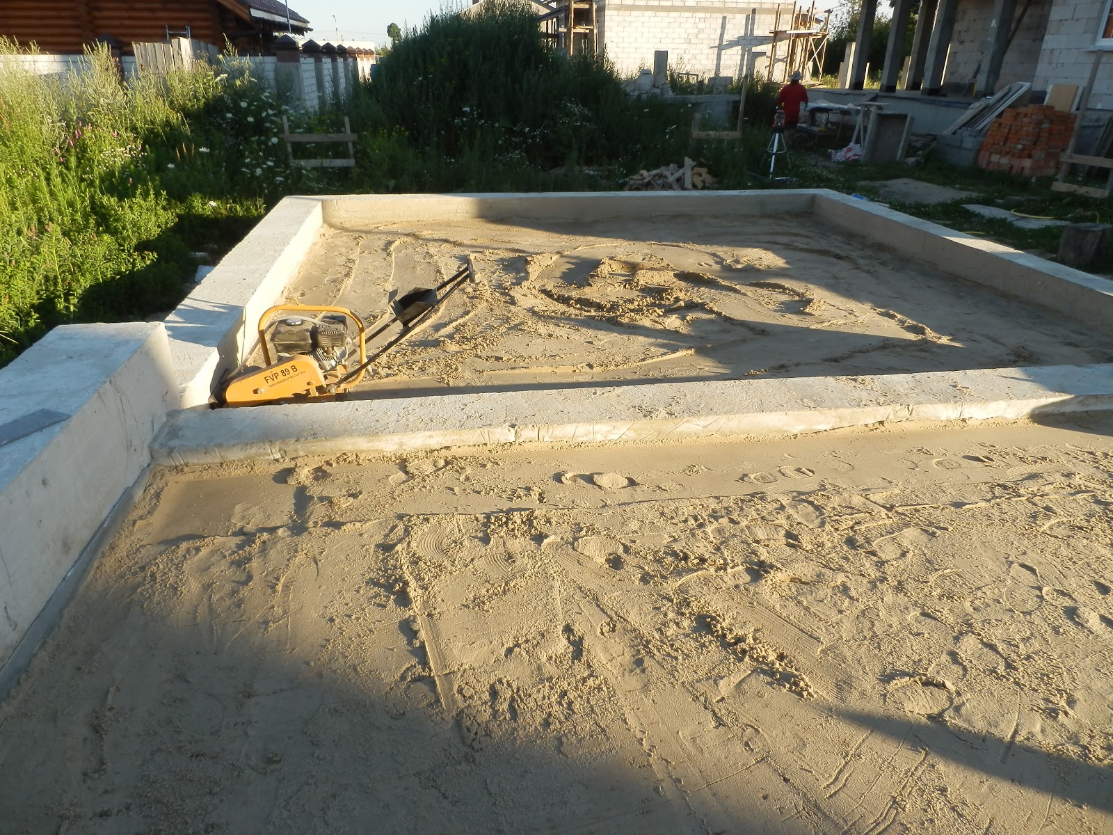 Стяжка внутри ленточного фундамента. Бетонный фундамент. Заливка монолитной плиты. Опалубка для монолитной плиты. Стяжка на плиту фундамента.