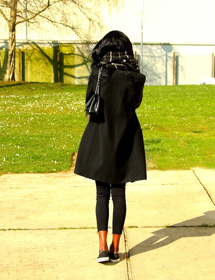 Ripped jeans, Chanel bag and Converse Styles by Assitan. Blog mode