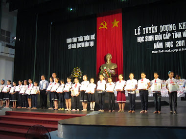 Học sinh nhận thưởng học sinh giỏi tỉnh và quốc gia 2011-2012