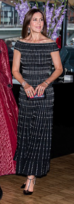 Robe Alexander Mc Queen / escarpins Gianvito Rossi / minaudière Sergio Rossi