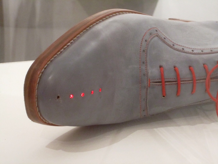 Sepatu Canggih yang Membantu Penggunanya Tidak Tersesat Sepatu Canggih yang Membantu Penggunanya Tidak Tersesat