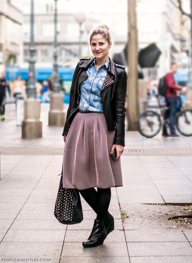 Outfit inspiration: how to wear neoprene midi skirt with biker jacket and wedged ankle boots. Jana Fabijanić, ulična moda, #streetstyle u midi suknji modnog brenda Reserved