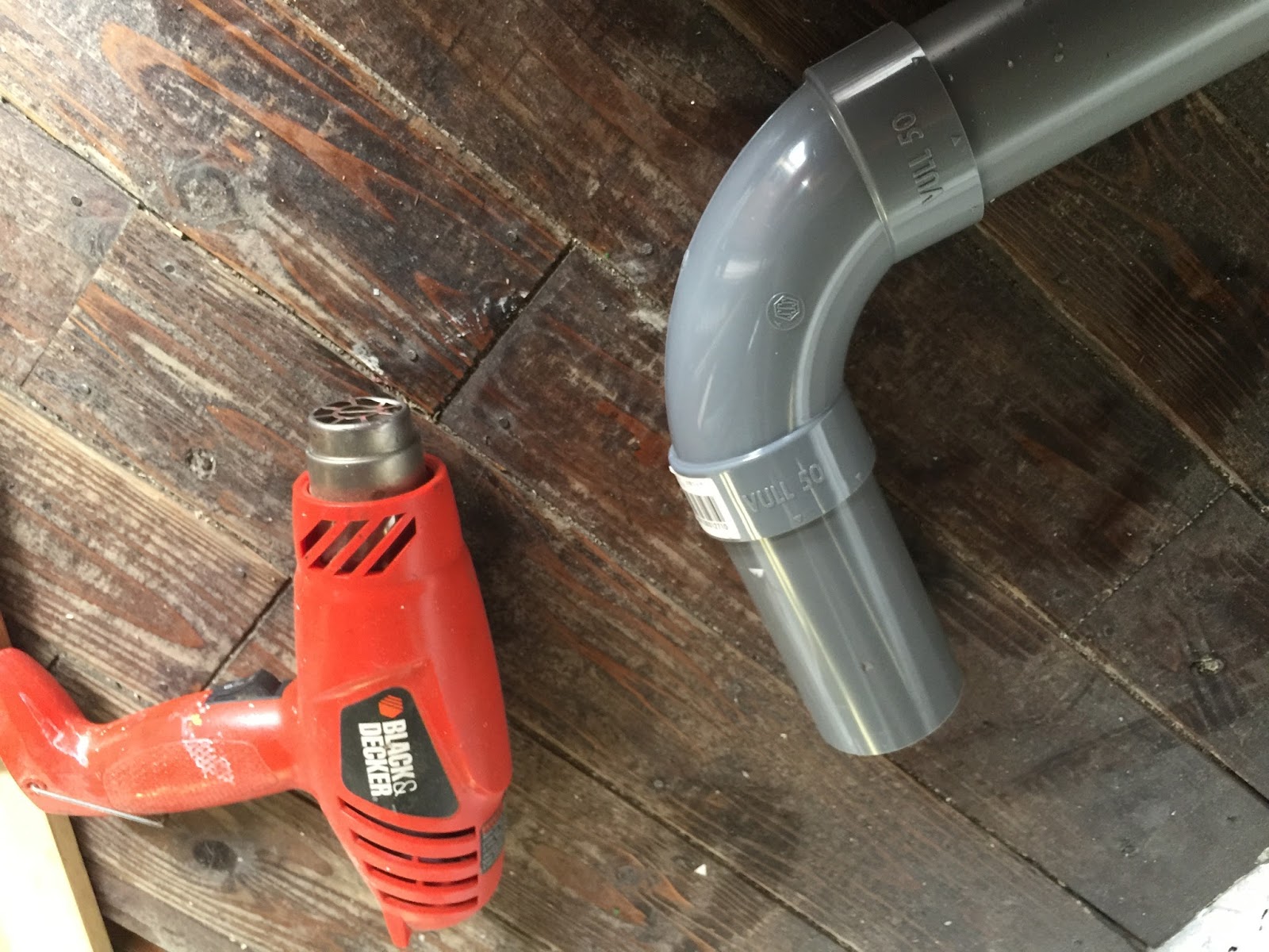 家具を楽しむ家具工房ROOTS FACTORYのブログ ウッドデッキと雨樋DIY☆鉄扉のペンキも塗りましたっ！塩ビ管楽しーw