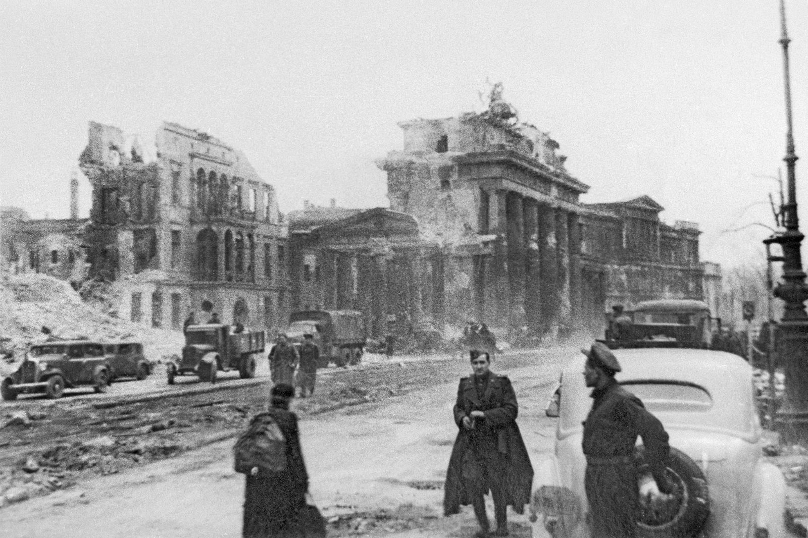 Разрушенный берлин. Разрушенный Берлин 1945. Руины Берлина 1945. Разрушенный Берлин 1945 фото.