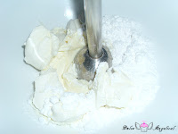 Batiendo la crema de queso y azúcar glass