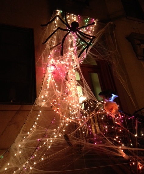 Real Family Time: Cool trend in Halloween decorations - Christmas lights