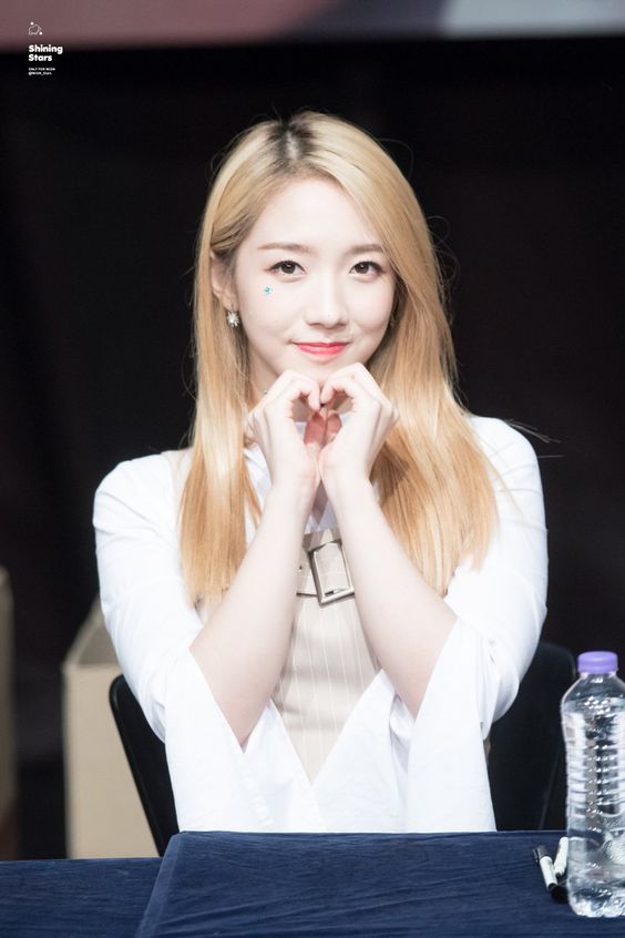 WJSN Meiqi Proves Her Natural Beauty With Childhood Photos! | Daily K