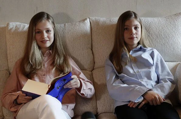 Princess Leonor and Infanta Sofía took part in the reading out of Don Quixote, which was performed via internet