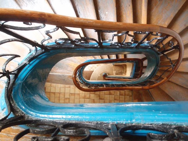 french-design-blue-accents-paris-apartment-building-spiral-staircase