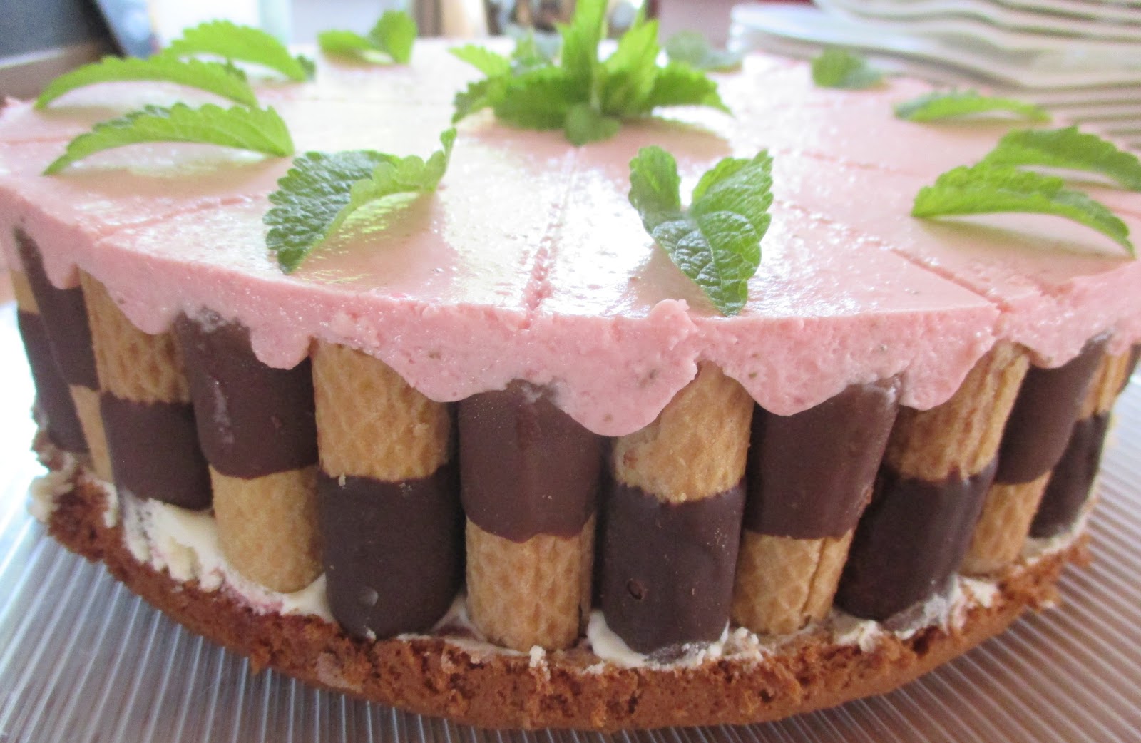 Erdbeer-Quark-Sahne Torte mit Waffelröllchen: