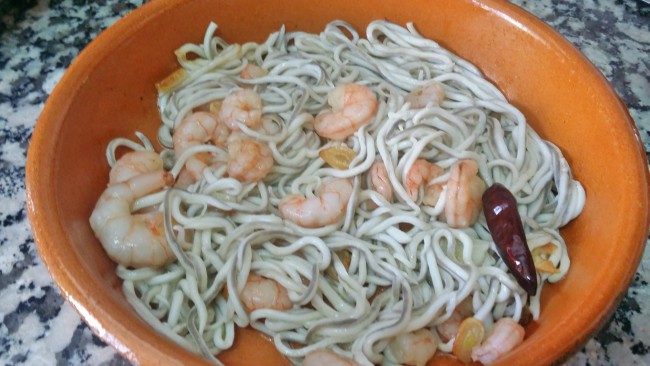 Una tapa picante de angulas sucedáneas y gambas