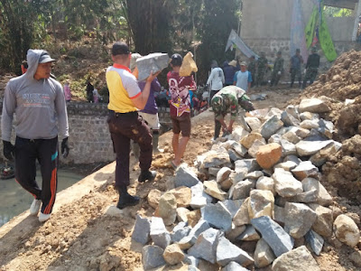 KEKOMPAKAN TNI – POLRI BANGKITKAN SEMANGAT WARGA SUKOREJO KEKOMPAKAN TNI – POLRI BANGKITKAN SEMANGAT WARGA SUKOREJO