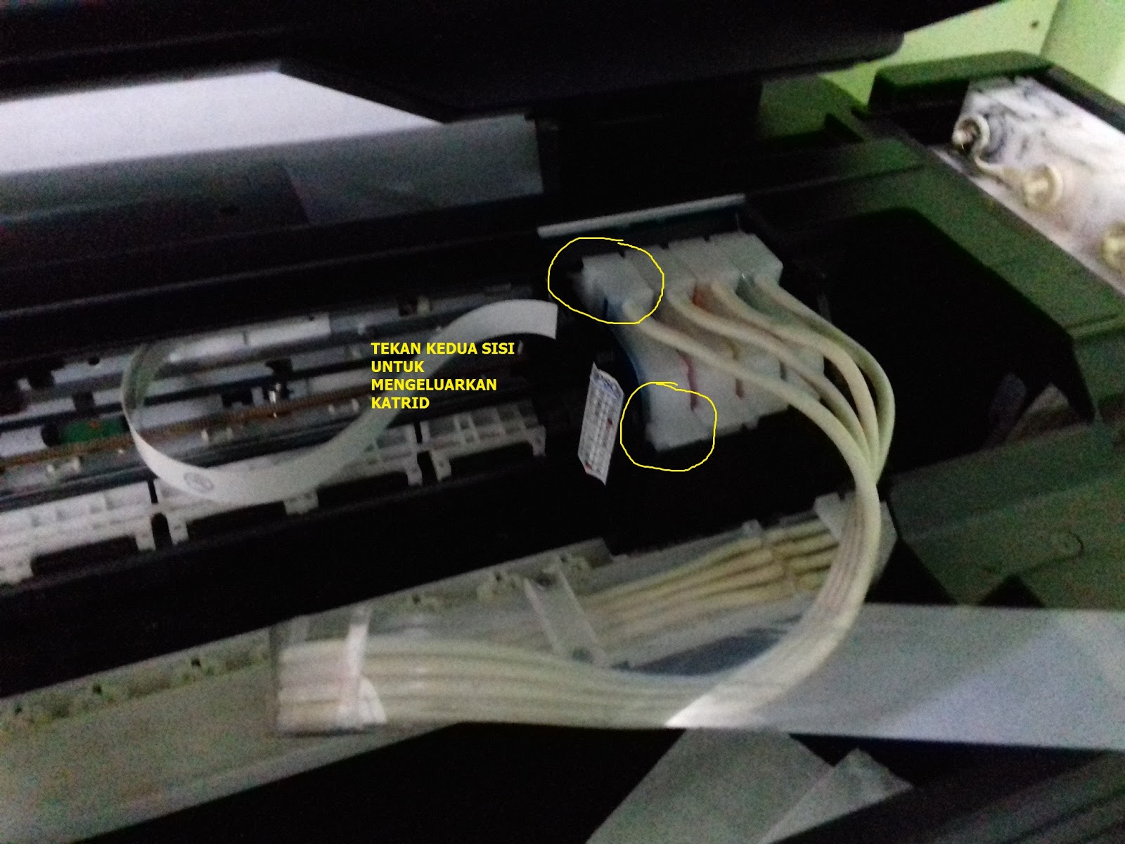 Красная лампочка на принтере. Epson горит капелька. L210 epson кнопки на панели. Датчик бумаги эпсон 3880. Горит красная кнопка эпсон 210.