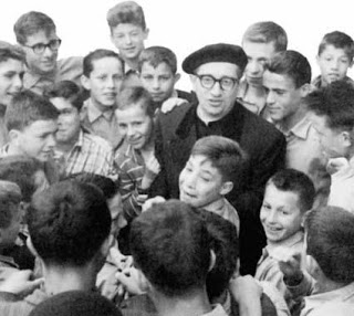 Don Francesco B. Della Torre con i ragazzi del Centro salesiano di Arese