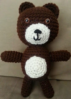 http://translate.google.es/translate?hl=es&sl=auto&tl=es&u=http%3A%2F%2Fpleasantplushies.wordpress.com%2F2013%2F06%2F22%2Fsampson-the-bear%2F