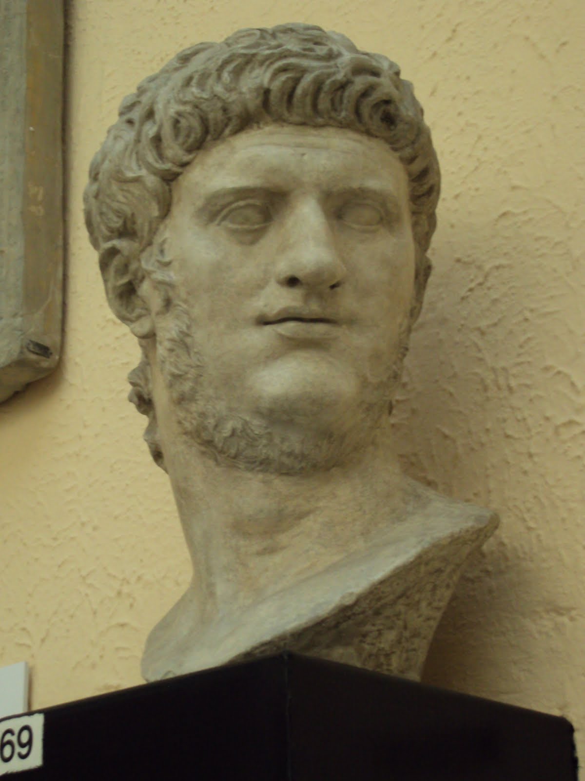 Нейрон император римской империи. Нерон Римский Император. Император Нерон бюст.