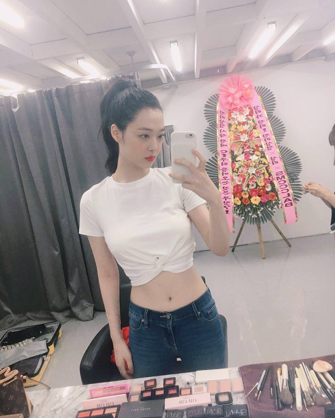 Sulli Confidently Flaunts Her Slim Figure! | Daily K Pop News