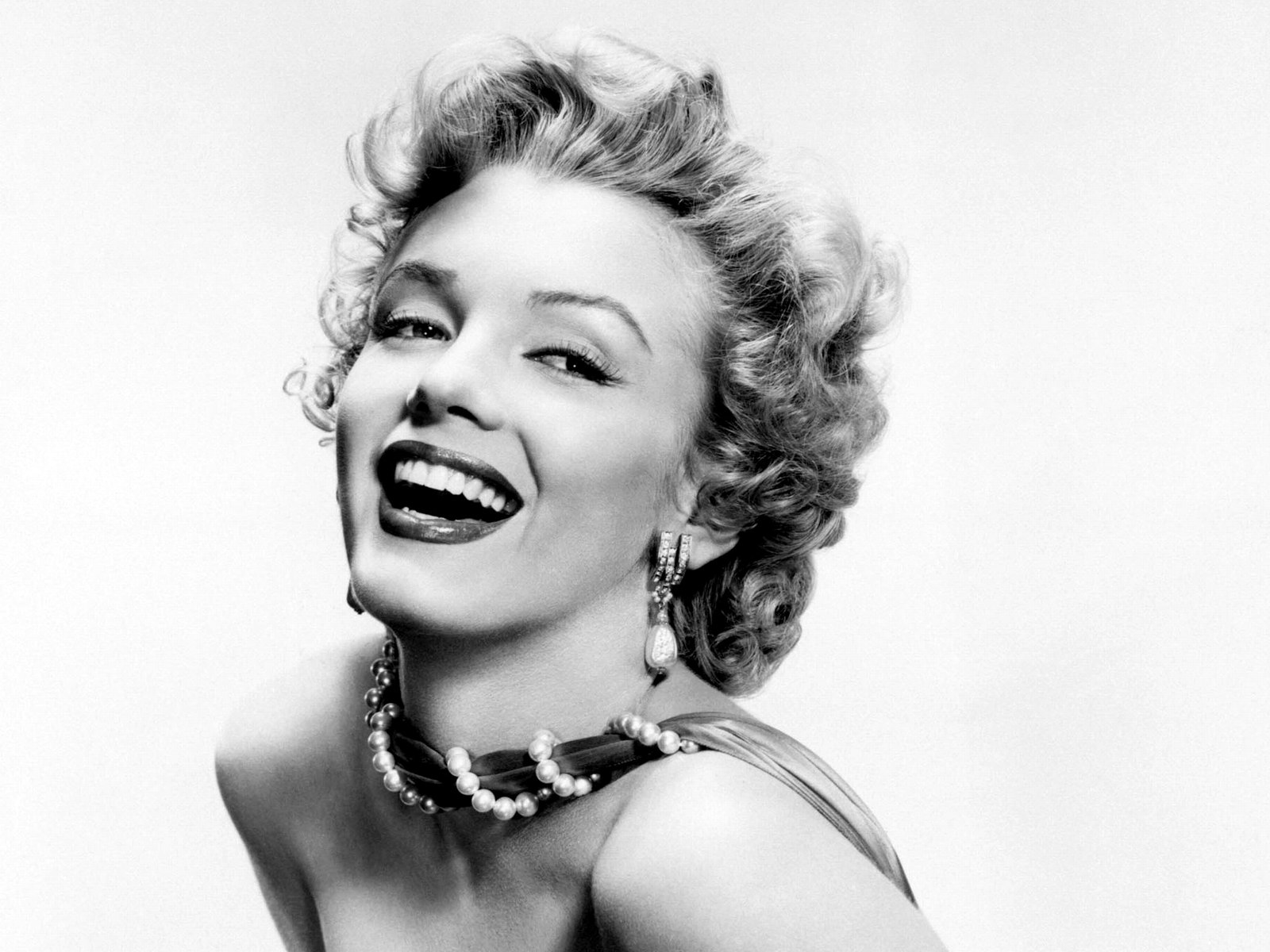 http://2.bp.blogspot.com/-TBXS_PzAp1k/T8WOk_PMs3I/AAAAAAAAQvs/iyrxVlF4hPc/s1600/Marilyn-Monroe-New-2012-Black-and-White-Wallpapers3.jpg