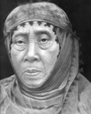 Biografi Sopo Tresno dan Aisyiyah Biografi Sopo Tresno dan Aisyiyah Siti Walidah atau lebih dikenal sebagai Nyai Ahmad Dahlan, lahir pada tahun 1872 di Kampung Kauman, Yogyakarta. Anak keempat dari tujuh bersaudara ini adalah keturunan dari Muhammad Fadil, pemuka Agama Islam dan Penghulu resmi Keraton. Karena alasan adat yang ketat yang berlaku di lingkungan keraton ia menjadi puteri 'pingitan' hingga datang saatnya untuk menikah. Karena pingitan ini, pergaulannya pun sangat terbatas. Ia tidak menempuh pendidikan di sekolah formal. Dengan bimbingan orang tuanya, Siti Walidah belajar Alquran dan kitab-kitab agama berbahasa Arab Jawa (pegon). Ia adalah sosok yang sangat giat menuntut ilmu, terutama ilmu-ilmu keislaman. Pada 1889 Siti Walidah menikah dengan sepupunya, Muhammad Darwis nama kecil Kyai Ahmad Dahlan. Setelah menikah, ia mengikuti segala hal yang diajarkan oleh suaminya. Bahkan, ia kemudian mengikuti jejak KH Ahmad Dahlan menggerakkan Muhammadiyah, yang didirikan KH A Dahlan pada tahun 1912. Saat Ahmad Dahlan sedang sibuk-sibuknya mengembangkan Muhammadiyah saat itu, Nyai Ahmad Dahlan mengikuti suaminya dalam perjalanannya. Namun, karena beberapa dari pandangan Ahmad Dahlan tentang Islam dianggap radikal, pasangan ini kerap kali menerima ancaman. Misalnya, sebelum perjalanan yang dijadwalkan ke Banyuwangi, Jawa Timur mereka menerima ancaman pembunuhan dari kaum konservatif