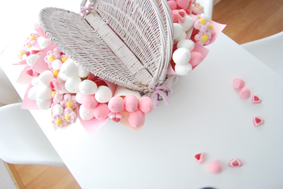 Cesta de chuches dulce para celebraciones