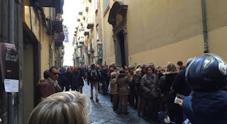 Napoli, in fila davanti ai negozi griffati di Chiaia - la Repubblica