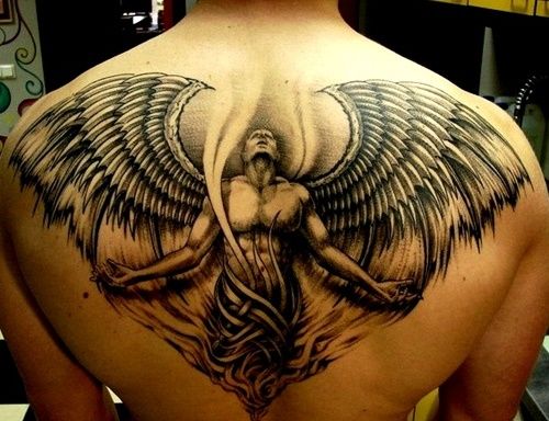 vemos a un hombre con el tatuaje de un angel caido